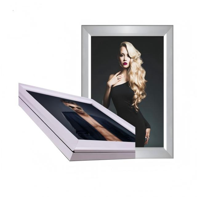 Ablakbepattinthat&oacute; keret 23mm LED vil&aacute;g&iacute;t&oacute;doboz | Wallis Custom