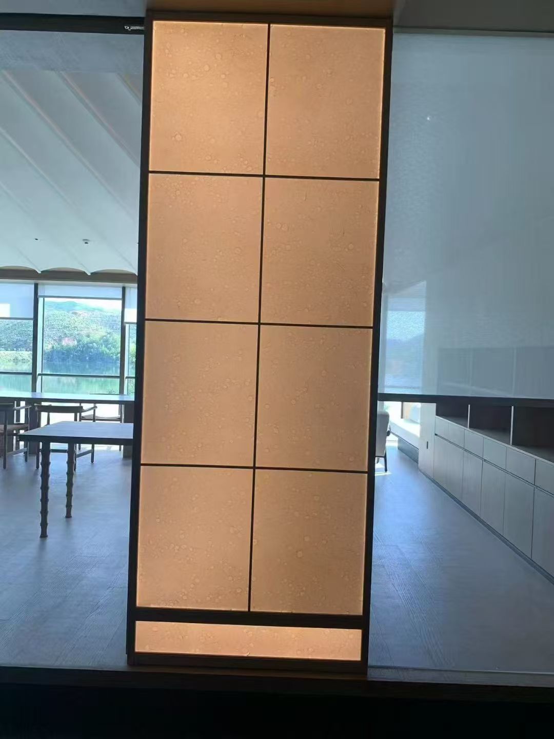 izmanto mākslas sienā 